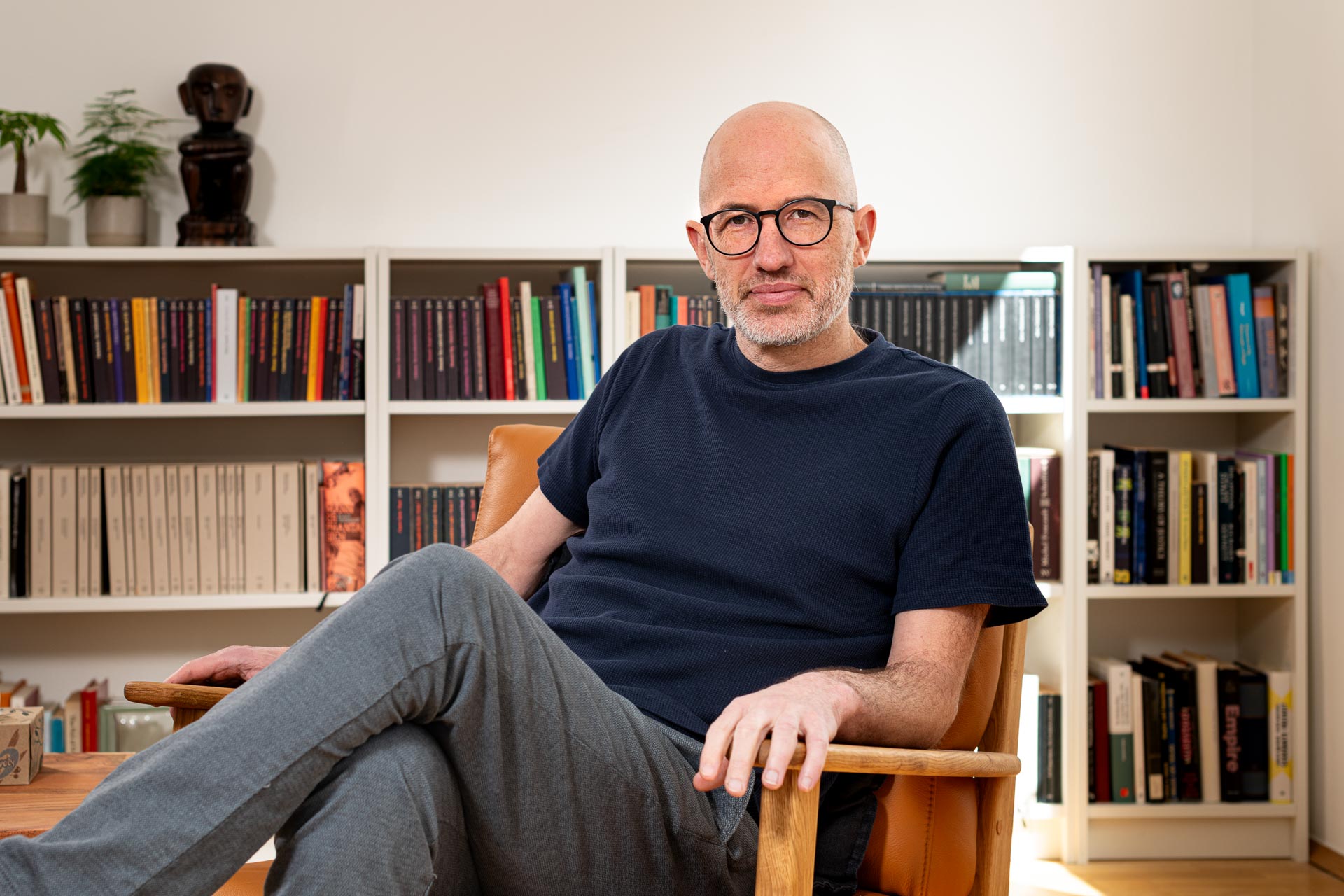 Photo of Priv.-Doz. Dr. Lukas Kaelin, psychoanalyst, in his practice in 1160 Vienna