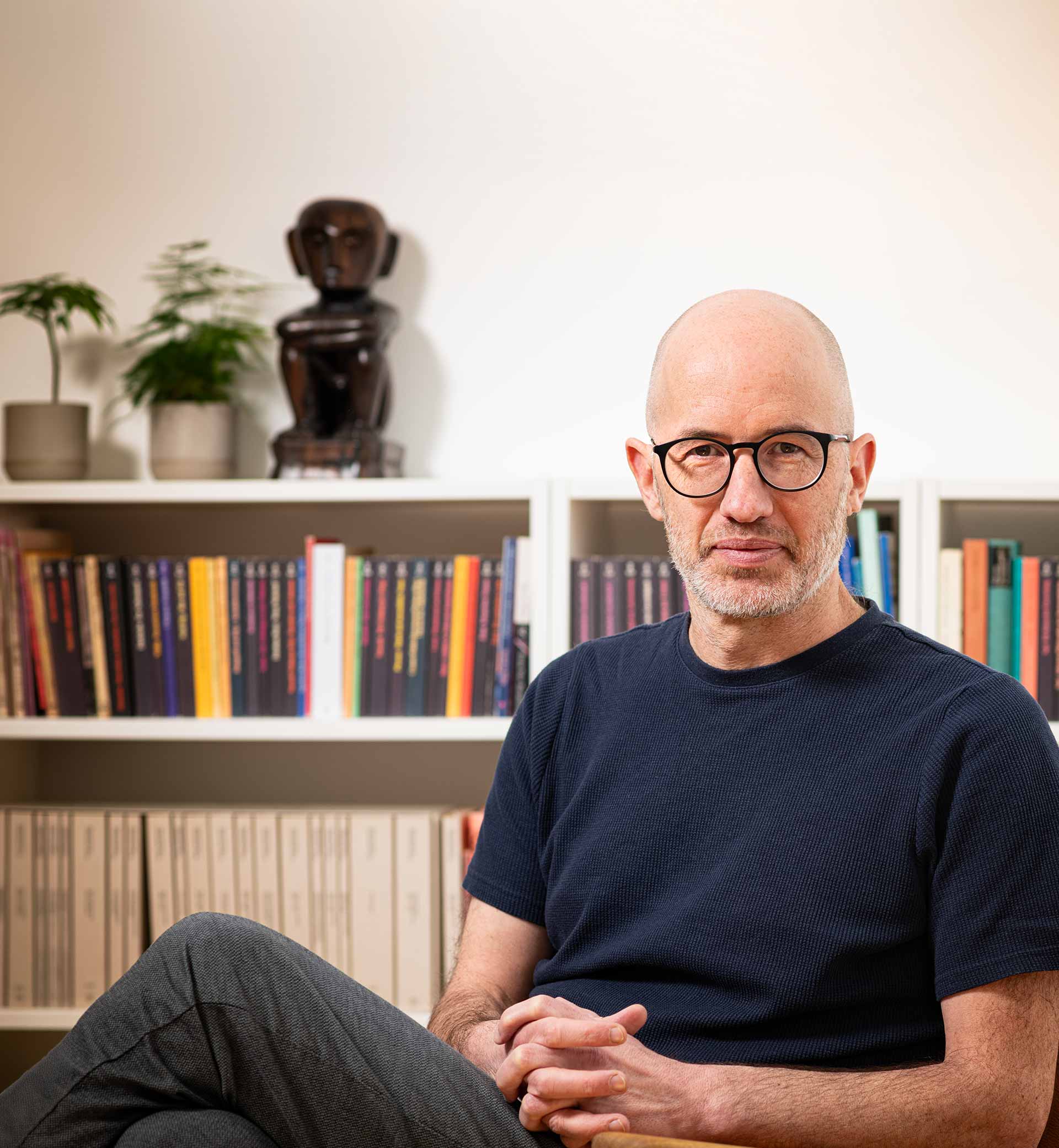 Photo of Dr. Lukas Kaelin in his psychotherapy practice in 1160 Vienna